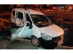 Minibüsle çarpışan hafif ticari araç sürücüsü yaralandı