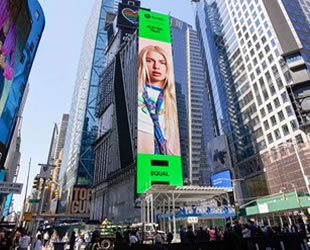 Aleyna Tilki New York Times Meydanı'nda