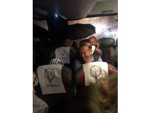 İstanbul-Bursa seferi yapan otobüste şemsiyeli yolculuk