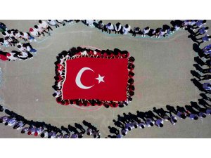 200 lise öğrencisinin anlamlı Türk bayrağı koreografisi