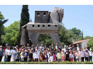 ÇOMÜ öğrencileri, ilkokul öğrencilerini Troya müzesine götürdü