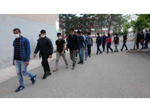 Adıyaman’da 76 kaçak göçmen gözaltına alındı