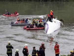 Tayvan'da yolcu uçağı düştü: En az 11 ölü