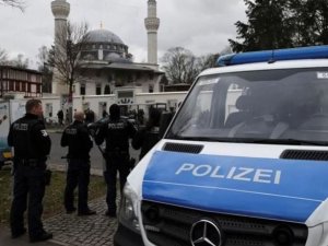 Almanya'da Türk camisine boyalı saldırı
