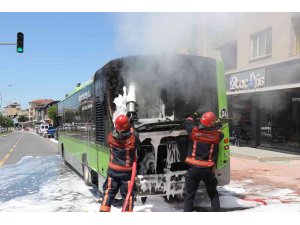 Seyir halindeki belediye otobüsü alev alev yandı