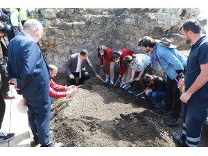 Ortaokul öğrencileri tarihi bin 100’lü yıllara dayanan Akçakale Kalesi’nde kazı yaptı