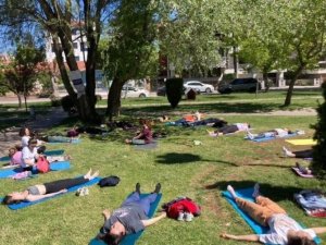 Parkta düzenlenen ücretsiz yoga etkinliği yoğun ilgi gördü