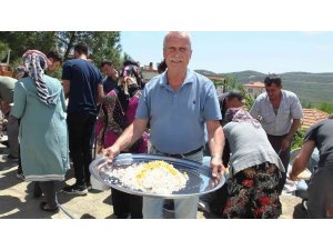 Köy hayrında 2 bin kişiye zeytinyağlı pilav ve çorba ikramı yapıldı
