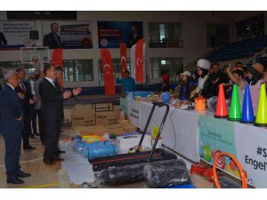 Vali Akbıyık’tan özel eğitimli okullara spor malzemesi dağıtımı