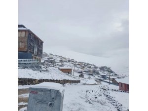 Trabzon’da Mayıs ayında yaylalarda kar yağışı devam ediyor