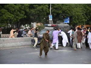 Pakistan’da eski Başbakan Khan destekçilerine bir kentte daha polis müdahalesi