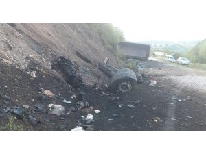Kaza sonrası yanan kamyon parçalara ayrıldı: 1 ölü