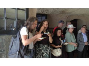 Kapadokya’da turistlere gözleme ikram edildi