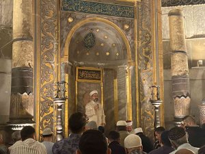 Ayasofya Camii’nde gençler fethin yıldönümünde sabah namazında buluştu
