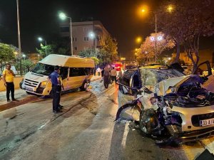Tarsus’ta minibüsle otomobil çarpıştı: 3 yaralı