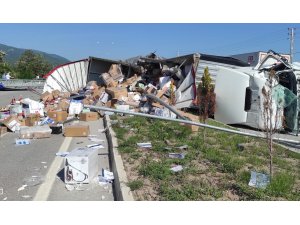 Amasya’da kargo malzemesi taşıyan tır devrildi: 2 yaralı