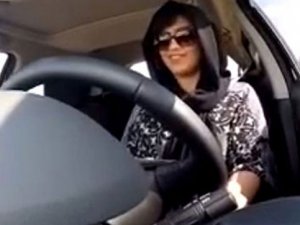 Suudi Arabistan'da araba kullanan kadınlar serbest