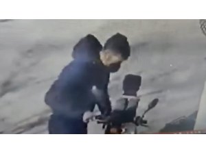 Elektrikli bisiklet hırsızını taktığı maske de kurtaramadı