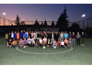 Başkan Bozkurt gençlerle halı saha maçında buluştu
