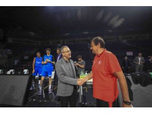 Bakan Kasapoğlu’ndan A Milli Erkek Basketbol Takımı’na destek