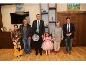 Vali Çelik, müzisyen Öncül Günyeli ile öğrencilerini makamında kabul etti