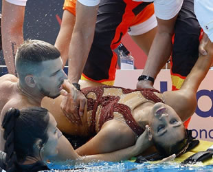 ABD’li yüzücü Anita Alvarez havuzda bilincini kaybetti, antrenörü hayatını kurtardı