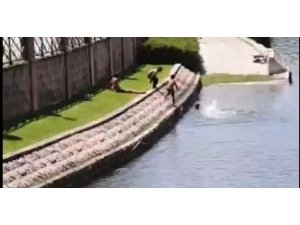 Çocukların su kanalında tehlikeli oyunu
