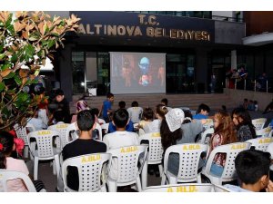 Altınova’da açık sinema keyfi