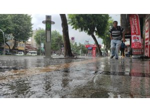 Sakarya’da sağanak etkili oldu: Vatandaşlar ıslanmaktan kurtulamadı