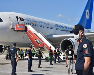 İzmir'de 226 kaçak Afgan göçmen sınır dışı edildi