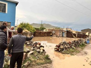 Meteoroloji uyarmıştı, Digor’da bir köyü sel vurdu