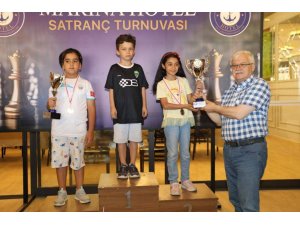 Burhaniye’de “Yaza Merhaba Satranç Turnuvası” tamamlandı