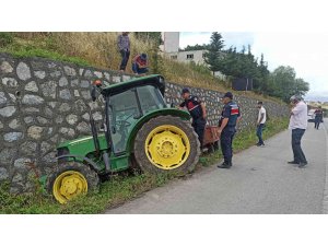 Traktör istinat duvarına çarptı: 1 yaralı