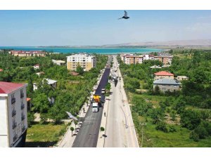 Van Büyükşehir Belediyesi, Gevaş Atatürk Caddesi’ni asfaltlıyor