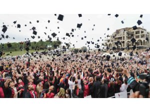 Yalova Üniversitesi’nde 3 bin öğrenci mezuniyet coşkusu yaşadı