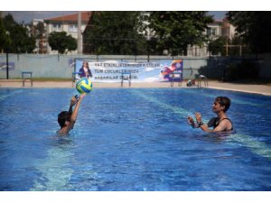 Aydın Büyükşehir Belediyesi otizmli bireyler için özel yüzme kursu düzenliyor