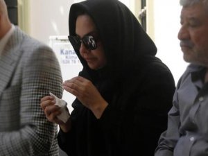 Ebru Gündeş annesini son yolculuğuna uğurladı