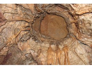 Bu mağaraya gelen donuyor