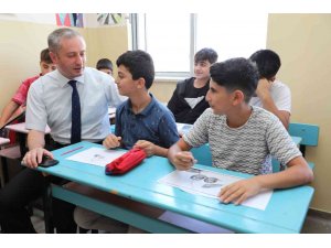 Ağrı Milli Eğitim Müdürü Kökrek, okullarda açılan yaz kurslarını ziyaret etti