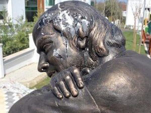 Berkin Elvan heykeline saldırı