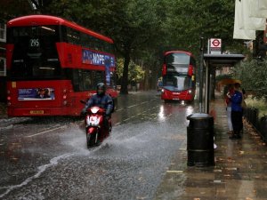 İngiltere’yi sel vurdu: Metro ve tren seferleri iptal edildi