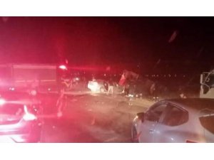 Manisa’da işçi servisi ile otomobil çarpıştı: 17 yaralı