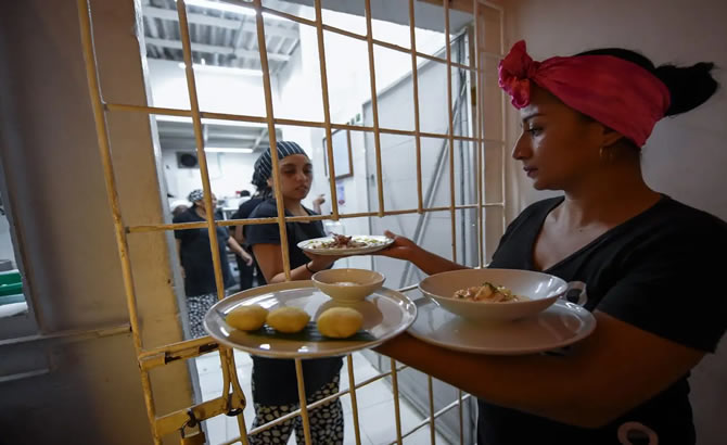 Kolombiya'da kadın mahkumlar meslek ediniyor