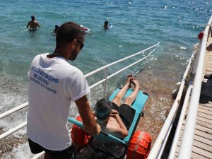 Engelliler denizin tadını Engelsiz Plaj ’da çıkartıyor