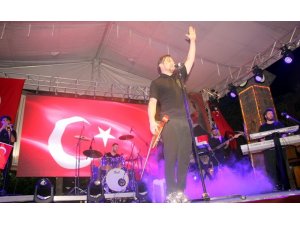 Çınarcık’ta Zafer Bayramı Ekin Uzunlar ile kutlandı