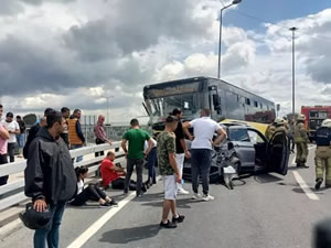 Son dakika... Yenikapı'da İETT otobüsü çok sayıda araca çarptı