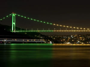 FSM Köprüsü'nde Brezilya bayrağının renkleri