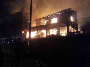 Ev yangınında alevler geceyi aydınlattı - Vimarsana News