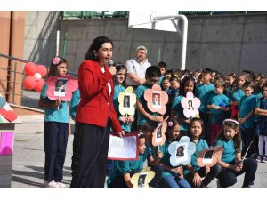 Pandemide yazdığı şiiri okuyan öğretmen büyük alkış aldı