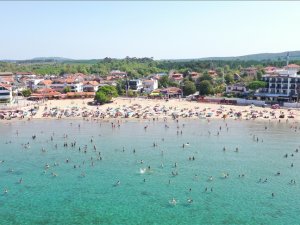 Sıcak havadan bunalanlar sahillerde yoğunluk oluşturdu